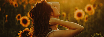 Photo of a woman in a field of sunflowers for InhousePharmacy.vu's reviews page